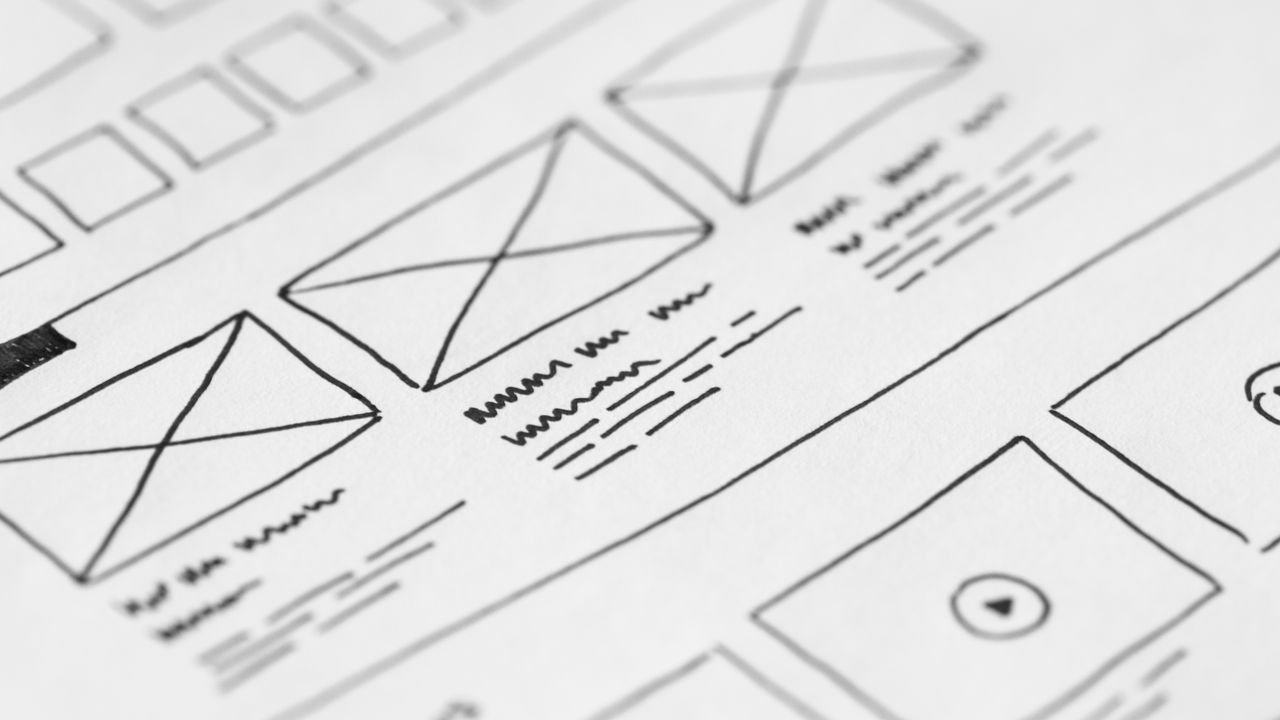 Esboço à mão de wireframe de landing page em papel, com blocos de imagem e linhas de texto
